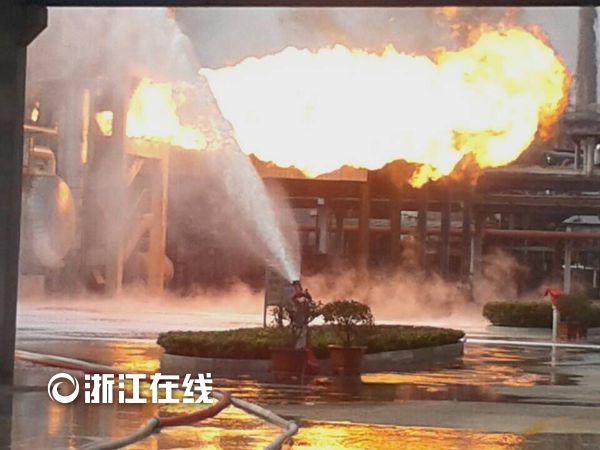 20141226 浙江衢州巨化锦纶公司环己烷泄漏致爆燃