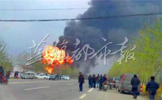 20150402 河北沧州一仓储企业爆炸起火
